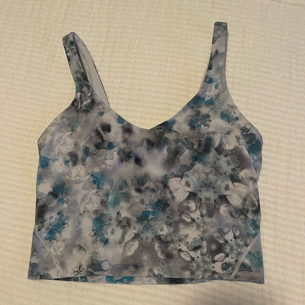 Lululemon crop top with built in bra in new conditions.